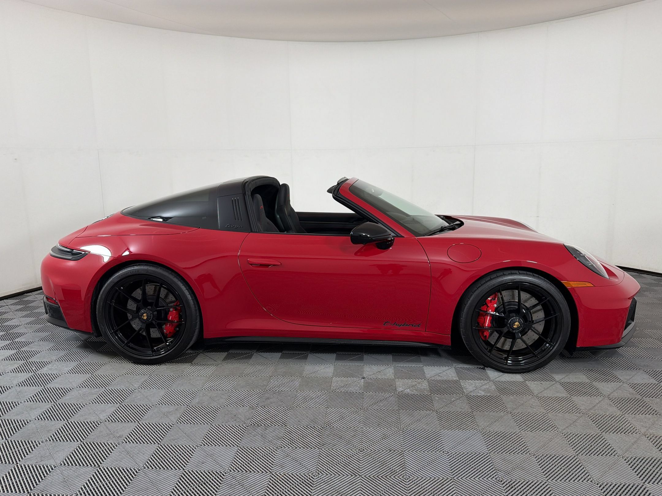 Certified 2025 Porsche 911 Targa 4 GTS AWD/4WD image 9
