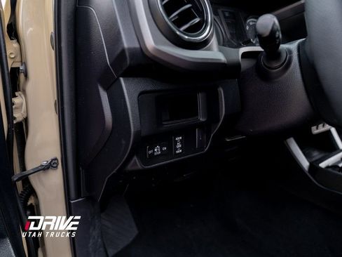 Used 2016 Toyota Tacoma TRD Off-Road w/ Premium & Technology Package image 32