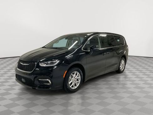 Used 2024 Chrysler Pacifica Touring-L image 6