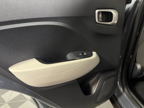Used 2025 Hyundai Venue SEL FWD image 25