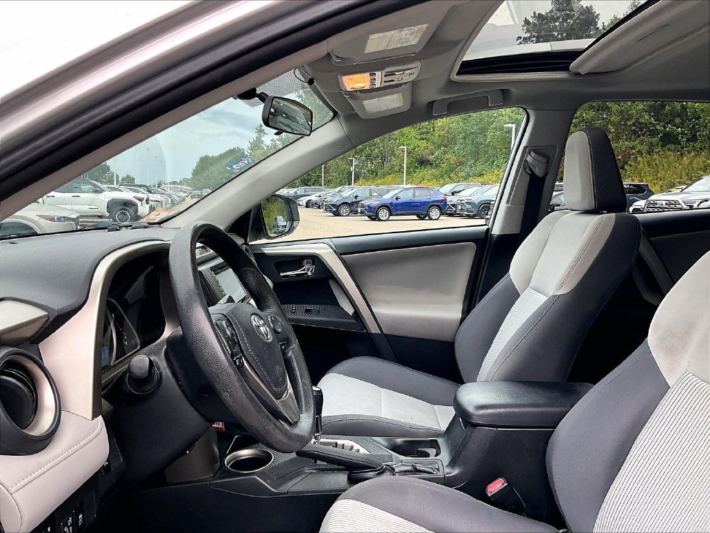 Used 2014 Toyota RAV4 XLE AWD/4WD image 4