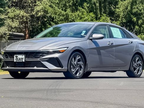 Used 2025 Hyundai Elantra Limited FWD image 9