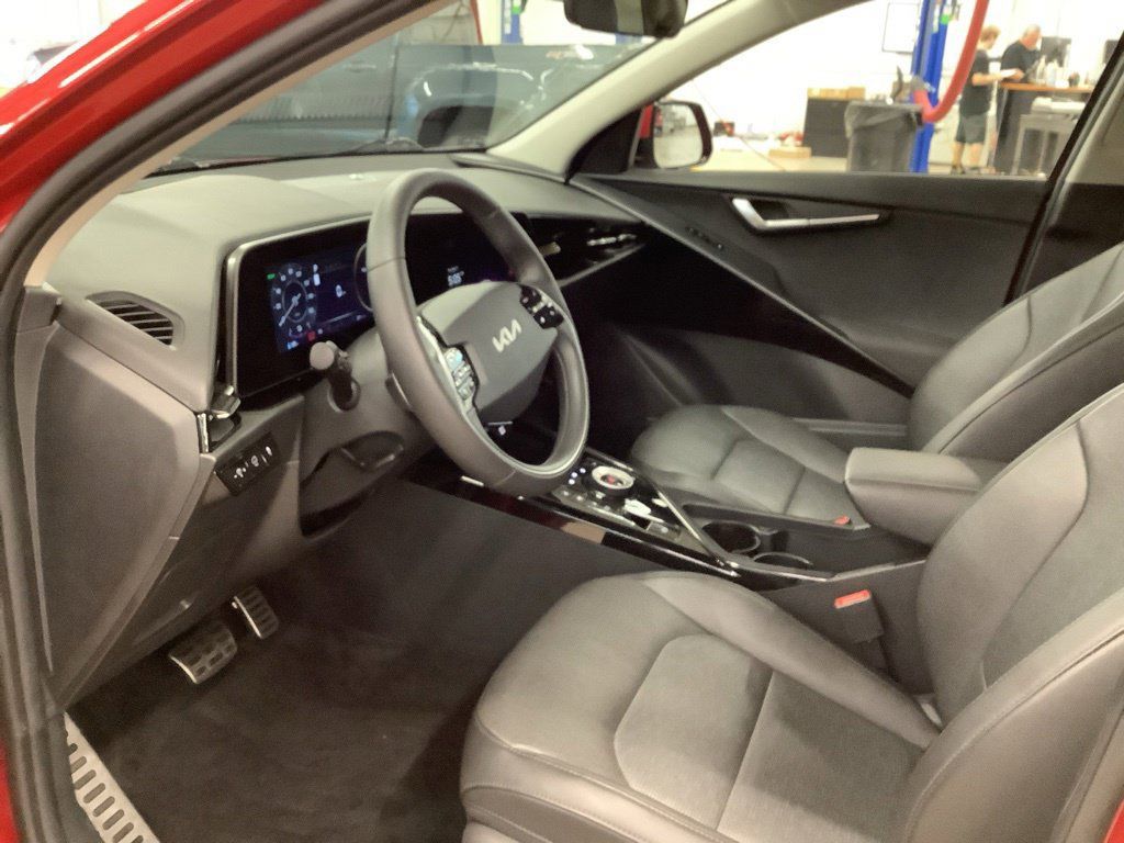 Certified 2025 Kia Niro Wave w/ Wave Preserve Package FWD image 12