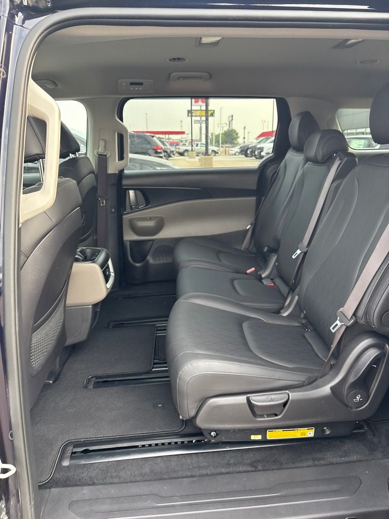 Used 2025 Kia Carnival FWD image 23