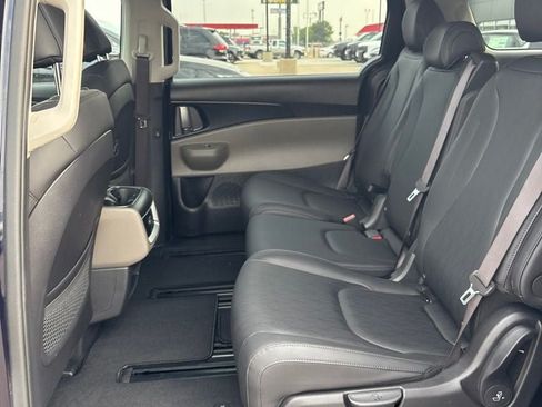 Used 2025 Kia Carnival FWD image 23