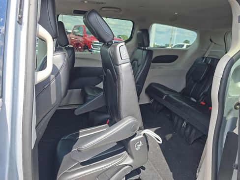 Used 2023 Chrysler Pacifica Touring-L FWD image 35