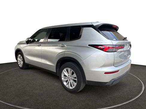Used 2025 Mitsubishi Outlander ES image 3