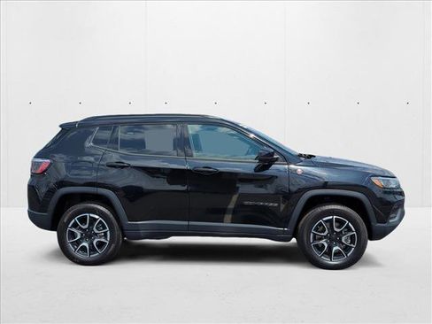 Used 2024 Jeep Compass Trailhawk image 4