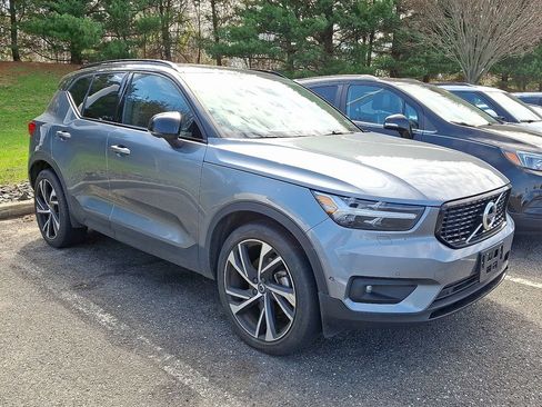 Used 2019 Volvo XC40 T5 R-Design image 3