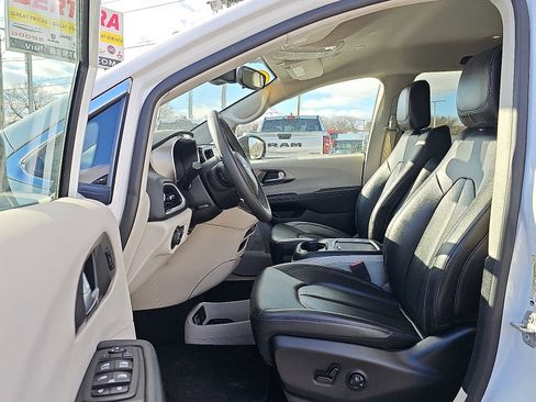Used 2024 Chrysler Pacifica Touring-L image 17