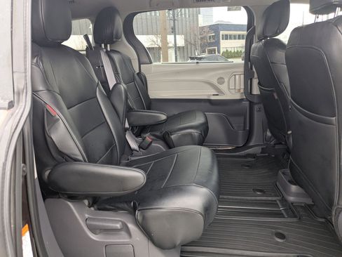 Used 2021 Toyota Sienna LE image 30