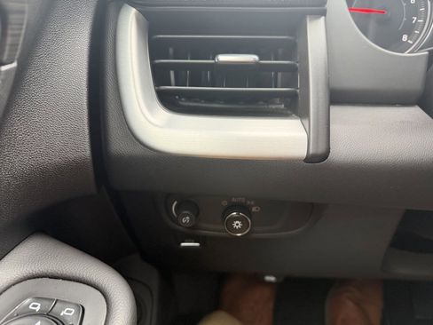 Used 2024 GMC Terrain SLE w/ Driver Convenience Package image 29