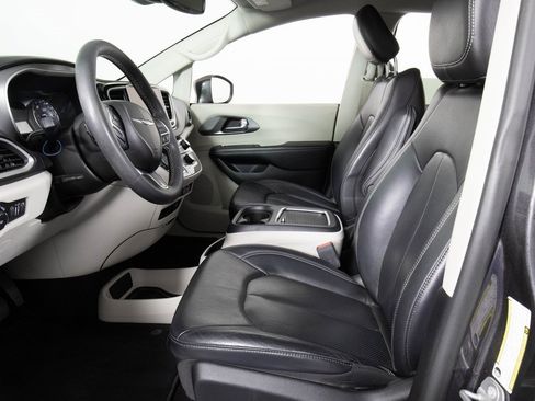 Used 2022 Chrysler Pacifica Touring-L image 11