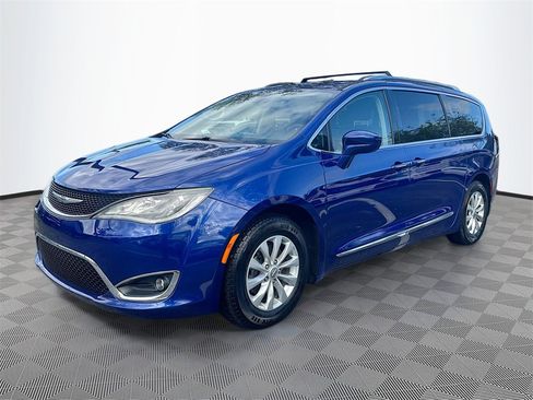 Used 2018 Chrysler Pacifica Touring-L image 4
