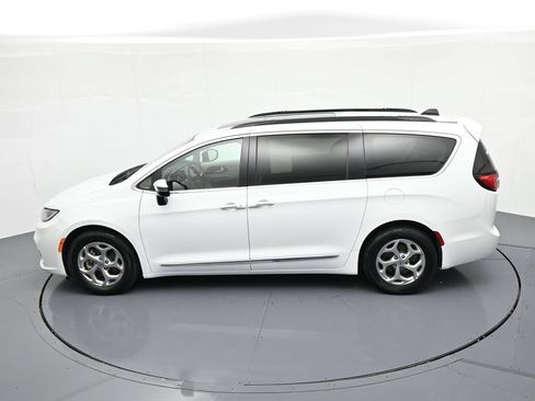 Used 2023 Chrysler Pacifica Limited FWD image 17