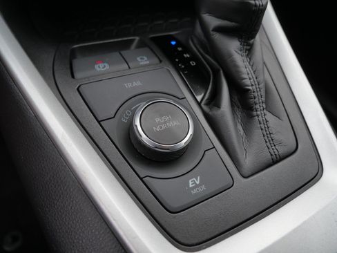Certified 2025 Toyota RAV4 XLE AWD/4WD image 32