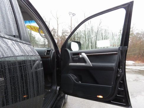 Used 2014 Toyota Land Cruiser image 11