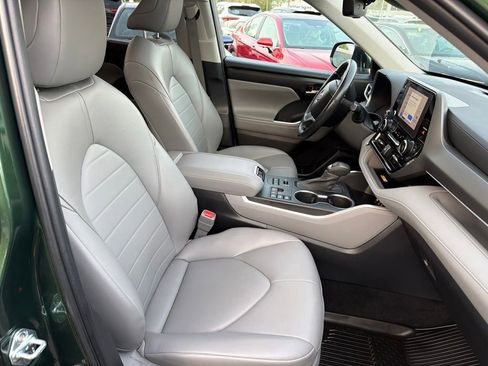 Used 2023 Toyota Highlander XLE AWD/4WD image 10