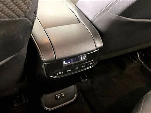 Used 2025 Toyota Highlander LE FWD image 7
