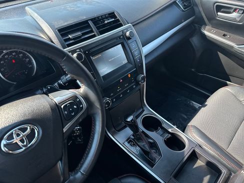 Used 2016 Toyota Camry SE image 19