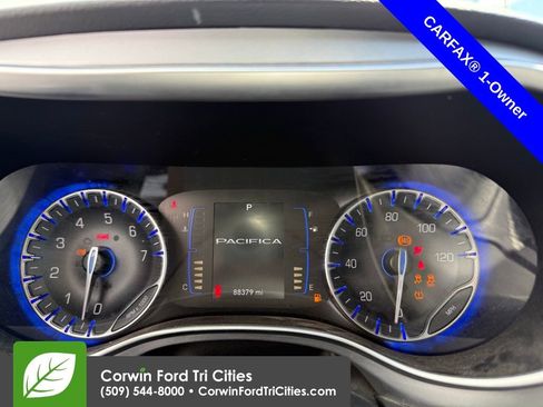 Used 2018 Chrysler Pacifica Touring-L FWD image 12
