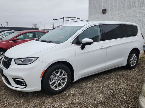 Used 2023 Chrysler Pacifica Touring-L image 8