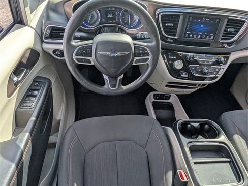 Used 2019 Chrysler Pacifica Touring Plus image 7