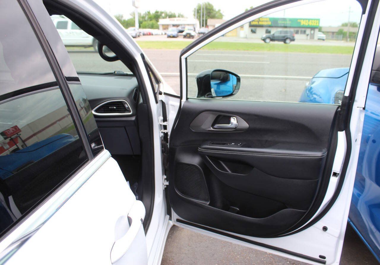 Used 2025 Chrysler Pacifica Select FWD image 10