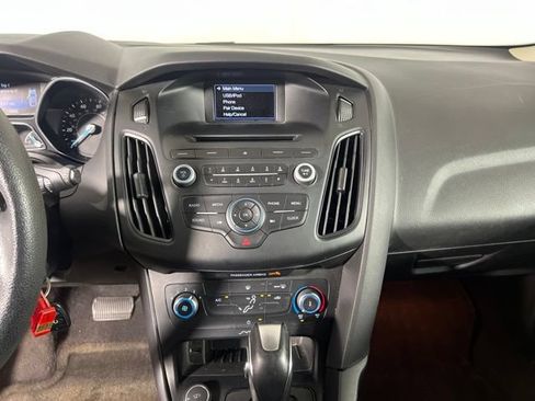 Used 2016 Ford Focus SE w/ SE Power Seat Package FWD image 19