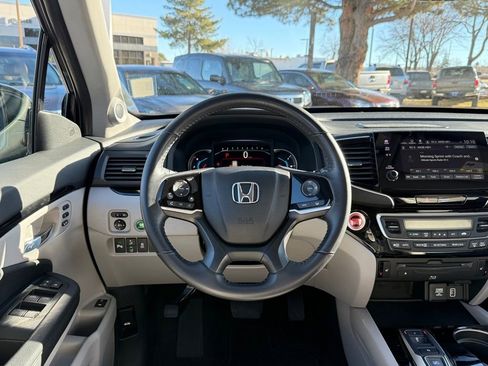 Used 2019 Honda Pilot Touring image 2