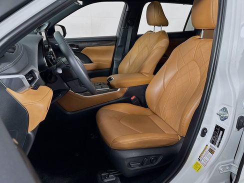 Used 2024 Toyota Highlander Platinum image 12