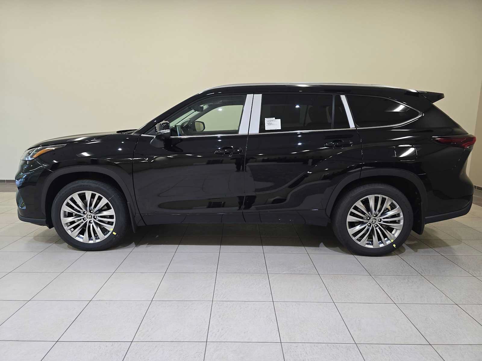 New 2026 Toyota Highlander Platinum AWD/4WD image 3