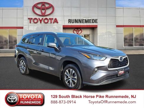 Certified 2025 Toyota Highlander XLE AWD/4WD image 1