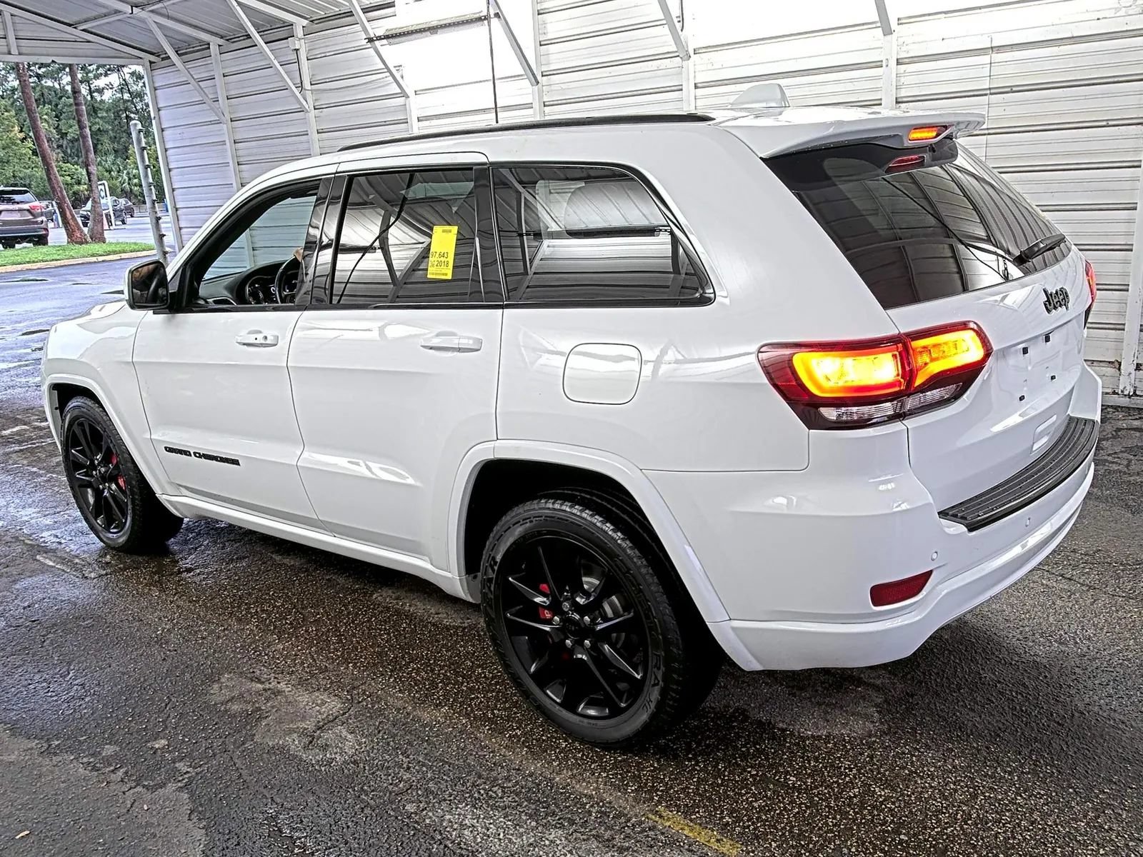 Used 2018 Jeep Grand Cherokee Altitude RWD image 2