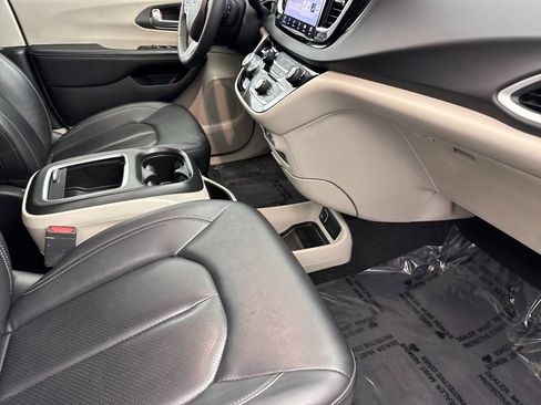 Used 2024 Chrysler Pacifica Touring-L image 16