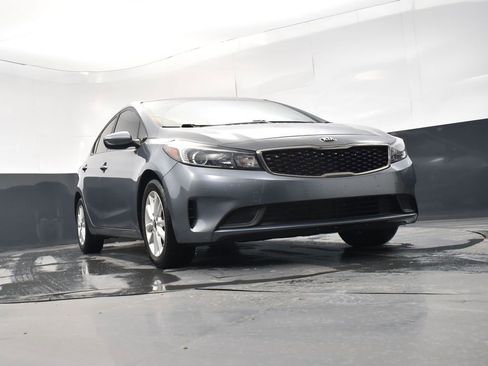 Used 2017 Kia Forte S image 29