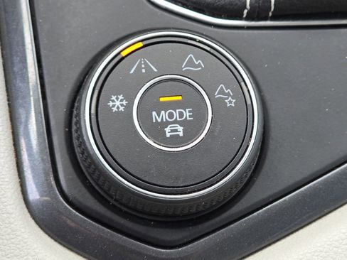 Used 2022 Volkswagen Tiguan SE w/ Panoramic Sunroof Package image 11