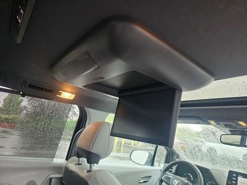 Used 2022 Toyota Sienna XSE FWD image 17