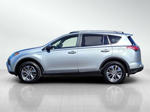 Used 2018 Toyota RAV4 LE image 7