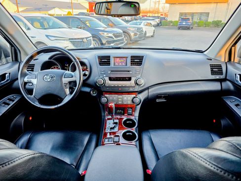 Used 2012 Toyota Highlander Limited w/ Tow Pkg image 32