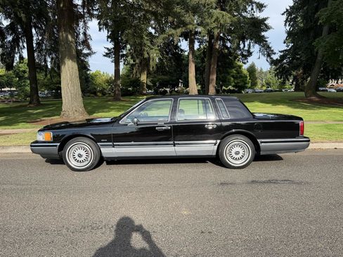 Used 1993 Lincoln Town Car Signature RWD image 2