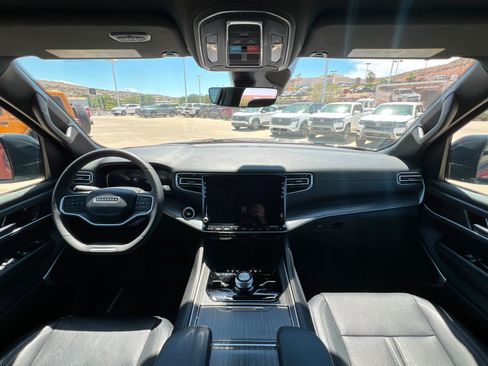 Used 2024 Jeep Wagoneer Series III AWD/4WD image 9