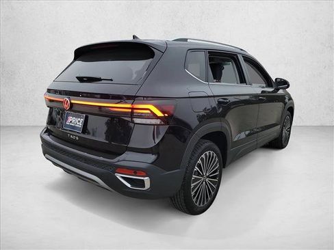 Used 2025 Volkswagen Taos SE w/ Panoramic Sunroof Package image 6