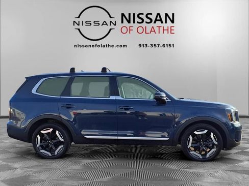 Used 2023 Kia Telluride EX w/ EX Captain's Chair Package image 32