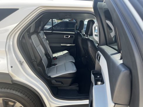 Used 2021 Ford Explorer XLT w/ Equipment Group 202A image 11