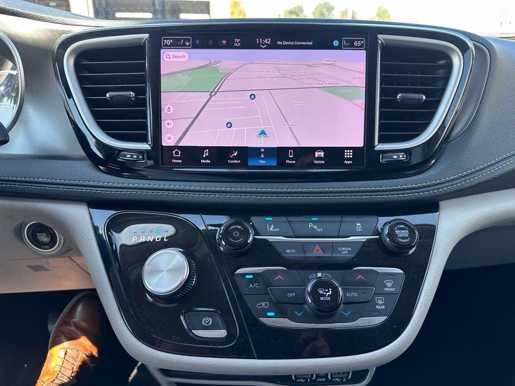 Used 2024 Chrysler Pacifica Limited FWD image 15
