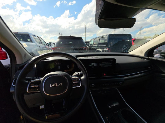 Used 2025 Kia Carnival FWD image 10