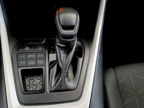 Used 2025 Toyota RAV4 XLE AWD/4WD image 28