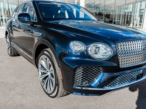 New 2025 Bentley Bentayga V8 image 18