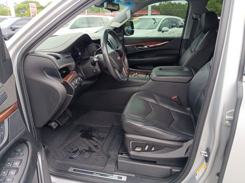 Used 2019 Cadillac Escalade Luxury AWD/4WD image 10